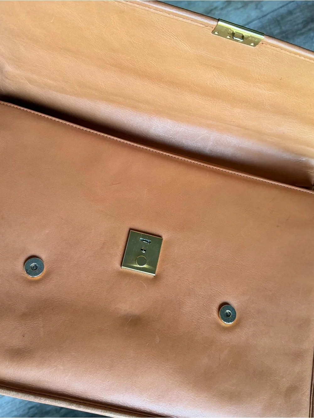 Classic Tan Leather Briefcase with Adjustable Shoulder Strap